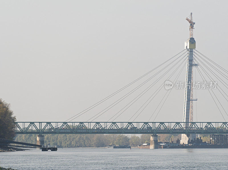 匈牙利科马鲁姆- 2019年10月25日:位于匈牙利科马鲁姆和斯洛伐克科马诺之间的Monostor大桥正在建设中